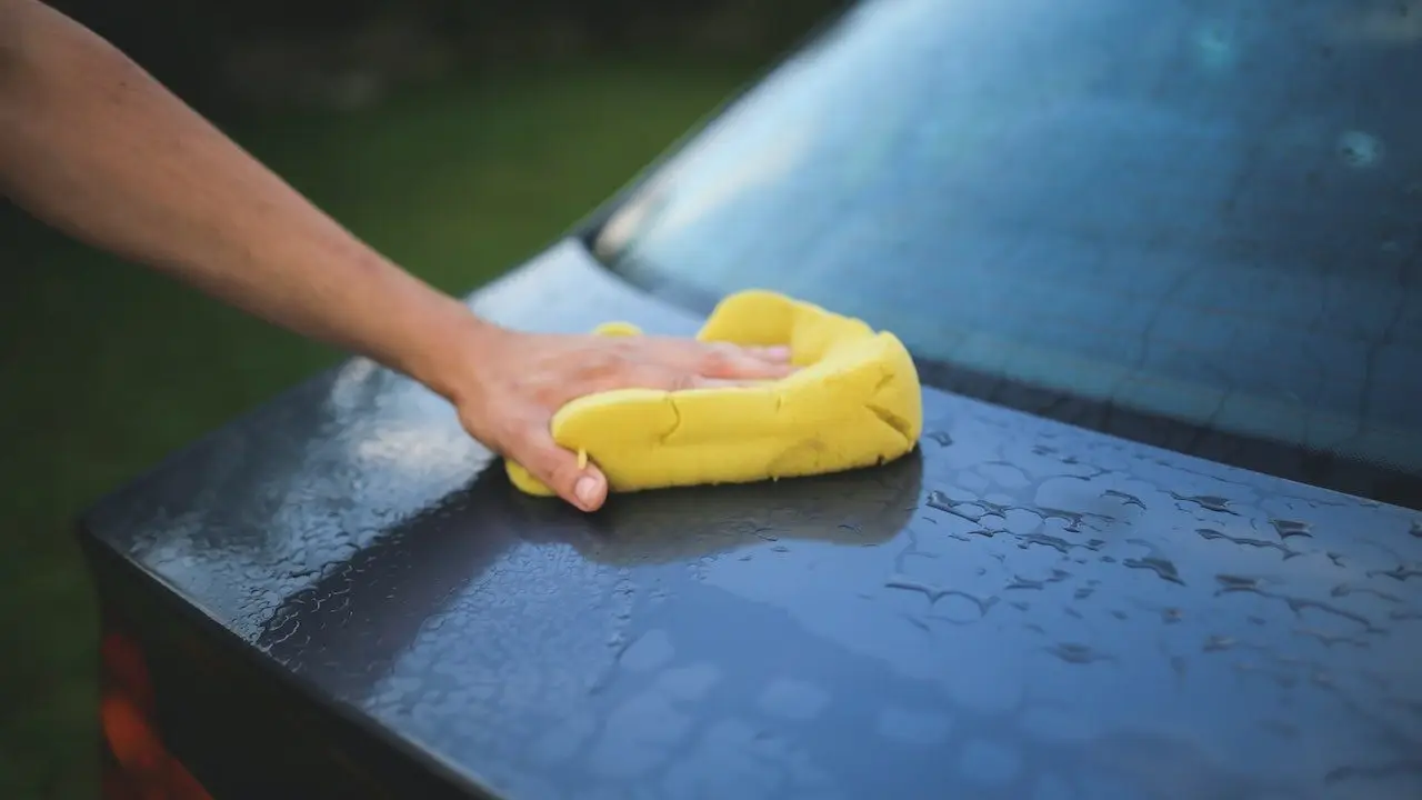 Auto wassen met spons.