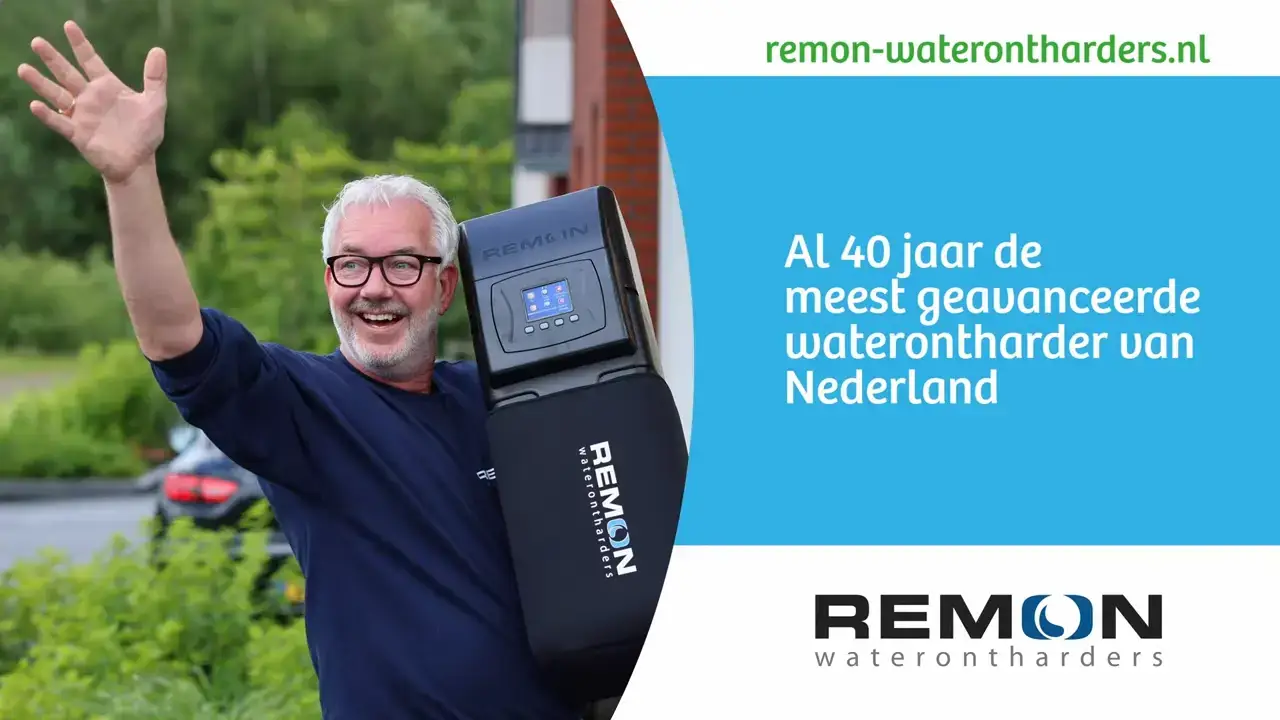Lachende man met bril houdt een Remon waterontharder vast en steekt zijn arm in de lucht. Rechts staat de tekst: "Al 40 jaar de meest geavanceerde waterontharder van Nederland" met het logo en webadres van Remon.