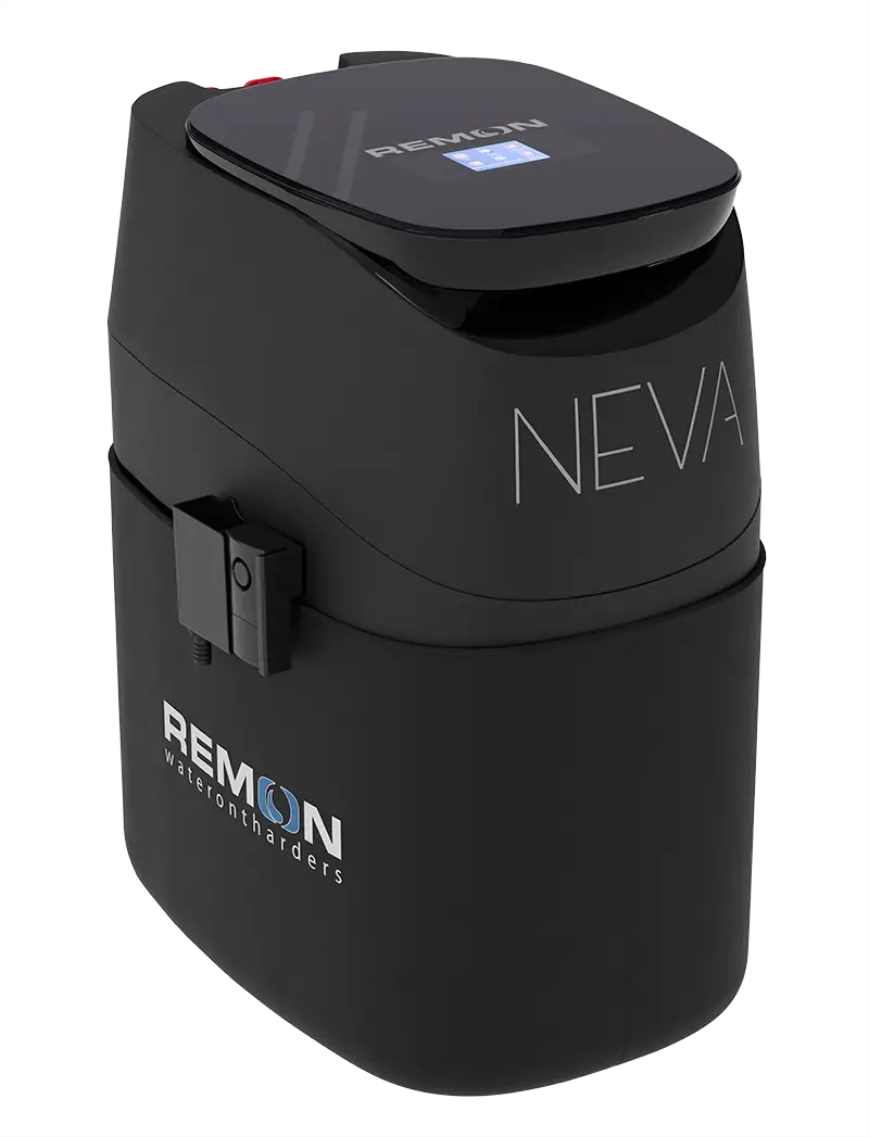 Zwarte NEVA waterontharder van Remon met compact design, afgeronde hoeken, digitaal display en NEVA-logo, afgebeeld tegen transparante achtergrond.