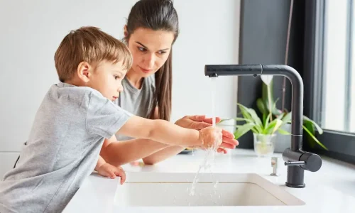 Keuken zacht water vrouw en kind